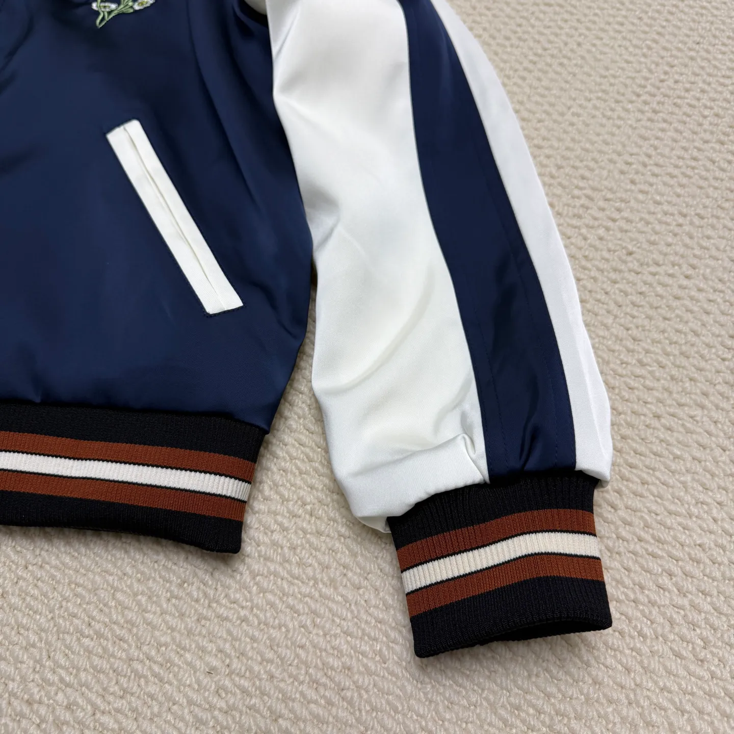 Provide one piece of clothing for two wears! COACH New Arrival women's jacket is here. Kou's New Arrival embroidered reversible baseball jacket for women. Super beautiful reversible baseball jersey. Produced by a major trading factory. Excellent quality. The quantity is not large, only about 500 pieces. But it's also very fragrant. One side is made of high-weight Navy Blue satin fabric. This fabric is absolutely amazing. Ordinary satin fabrics on the market are either soft and shapeless. Or the texture is rough and not delicate enough. The more delicate the fabric, the higher the fabric requirements. The fabric woven with forty-eight double yarns and three yarns is not only as delicate as Dove chocolate. And just hanging it flat there is very classy. I have tried it countless times and there is absolutely no snagging. The grass embroidery on the front chest can be said to be very three-dimensional. Perfectly complementing each other. Wearing it on the reverse side is a combination of color-blocked C all-over print and satin fabric. Classic is revealed in a low profile. All sizes available in complete packaging. Size: S-L (reversible) Color: Navy Blue (presbyopia reversed) (Material: polyester fiber) S size: length 59CM, bust 120CM, shoulder raglan (raglan) 72CM, reference weight 90-105 catties M size: length 61CM, bust 124CM, shoulder raglan (raglan) 74CM, reference weight 105-115 catties L size: length 63CM Bust 128CM, shoulder sleeves (raglan) 76CM, reference weight 115-130 catties